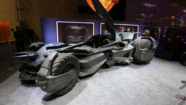 batman-vs-superman-batmobile-image