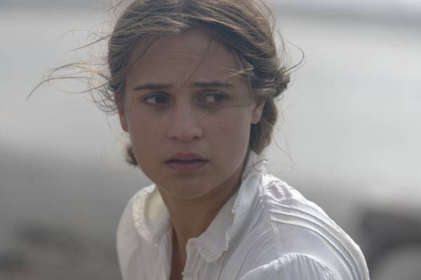 alicia-vikander-born-to-be-murdered-netflix-2021