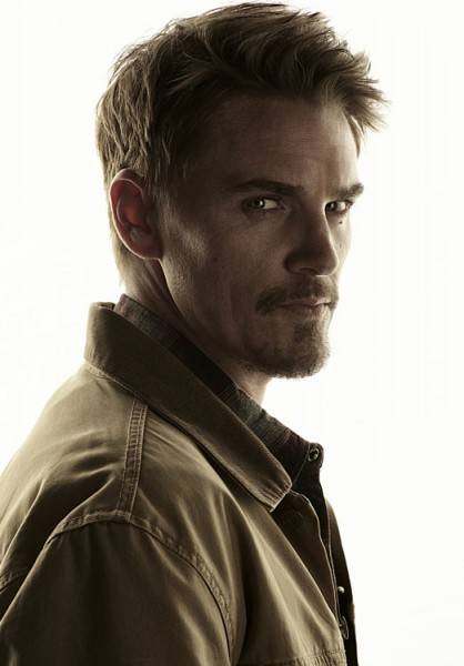 Frequency: Riley Smith on the Show's Appeal & 1990s Setting