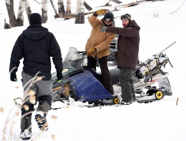 wind-river-jeremy-renner-taylor-sheridan-set-photo