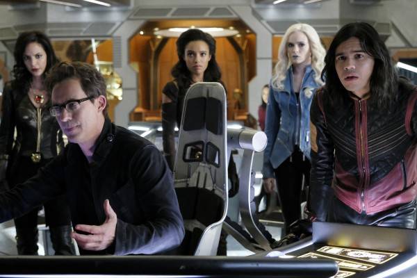 legends-of-tomorrow-season-3-crisis-on-earth-x-crossover-image-13