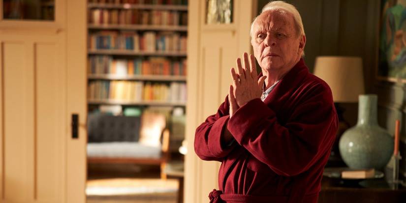 Anthony Hopkins mengenakan kemeja merah di The Father