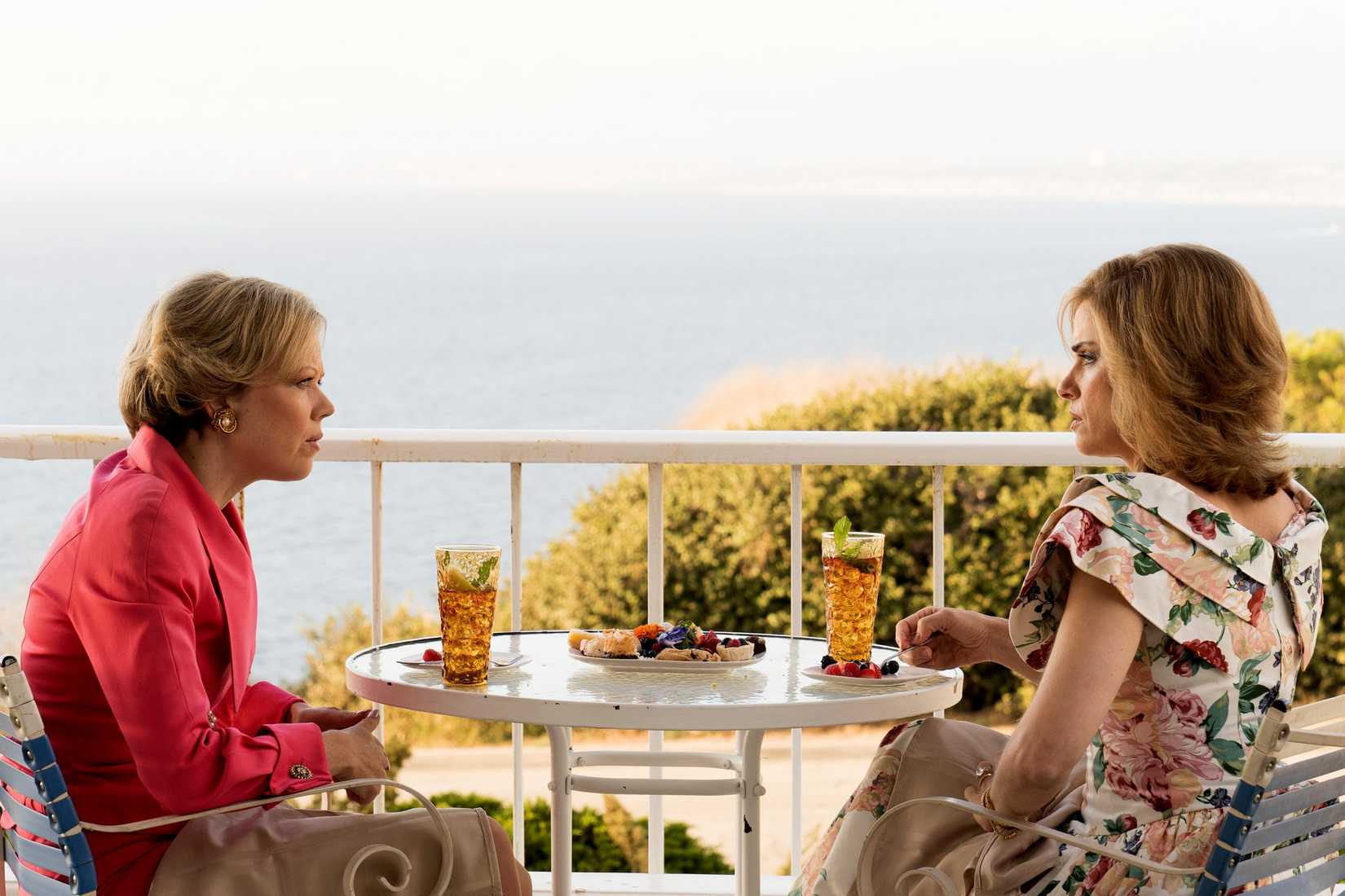 Cena da segunda temporada de Dirty John com Amanda Peet e Emily Bergl.