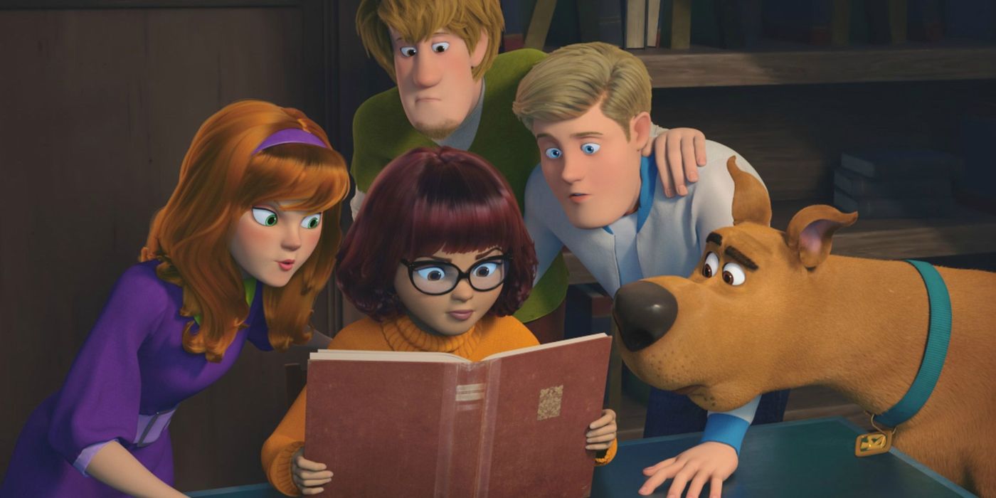 Velma, Shaggy, Daphne, Fred, and Scooby reading a book in Scoob!