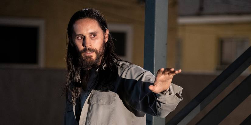 Jared Leto sebagai Albert Sparma, memegang tangannya di depannya saat lampu depan menyinari dirinya di The Little Things