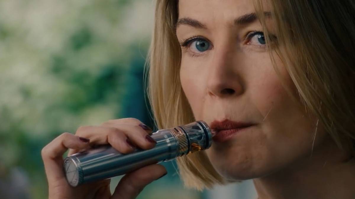 I Care a Lot: Rosamund Pike Reveals the Significance of the Vape Pen I Care a Lot: Rosamund Pike Reveals the Significance of the Vape Pen