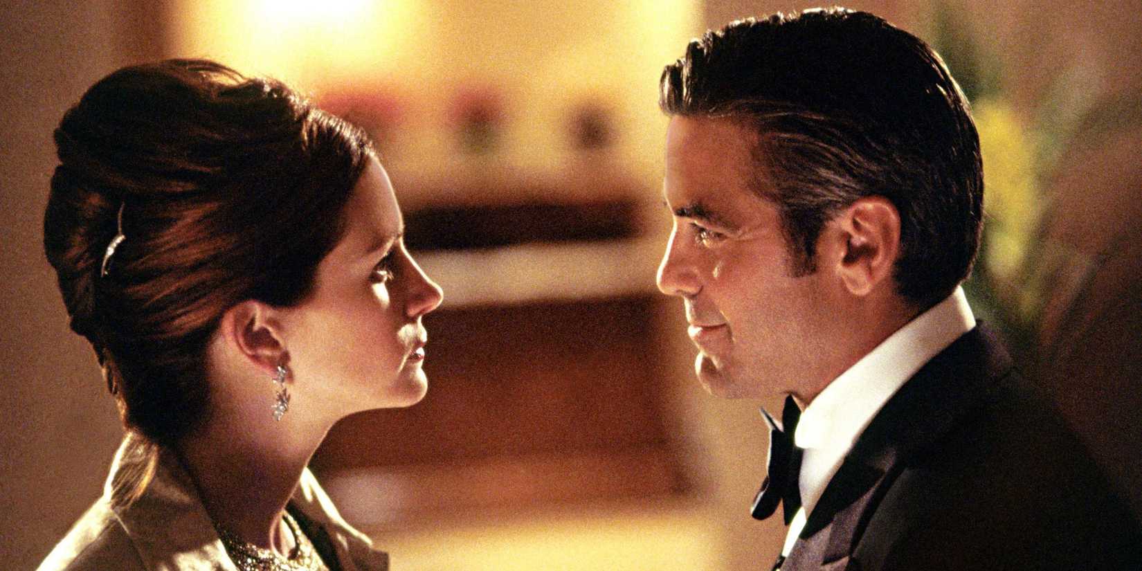 Danny Ocean (George Clooney) and Tess Ocean (Julia Roberts) looking at each other in Ocean's Eleven