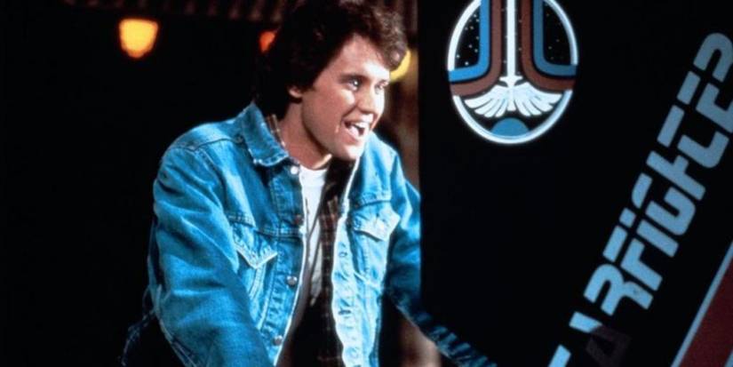 Alex (Lance Guest) plays the Starfighter arcade game in The Last Starfighter.
