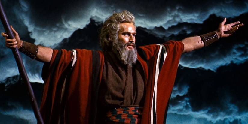 Charlton Heston como Moisés espalhando os braços nos dez mandamentos