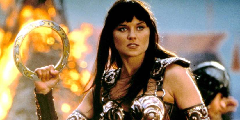 Lucy Lawless As Xena holding her chakram in Xena: Warrior Princess.