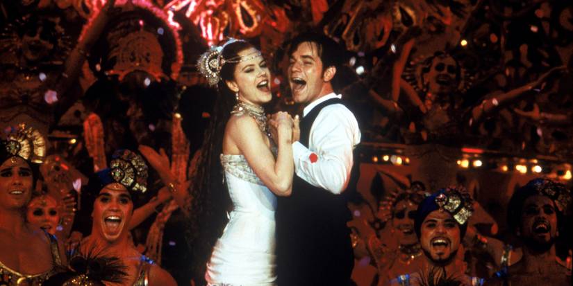 Nicole Kidman and Ewan McGregor singing while holding hands in 'Moulin Rouge!'