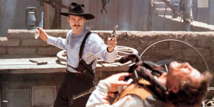 Val Kilmer como Doc Holliday atira em um dos Cowboys em Tombstone