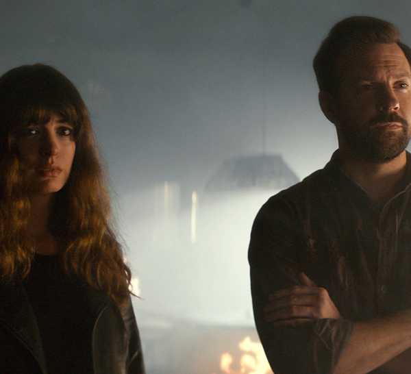 colossal-anne-hathaway-jason-sudeikis