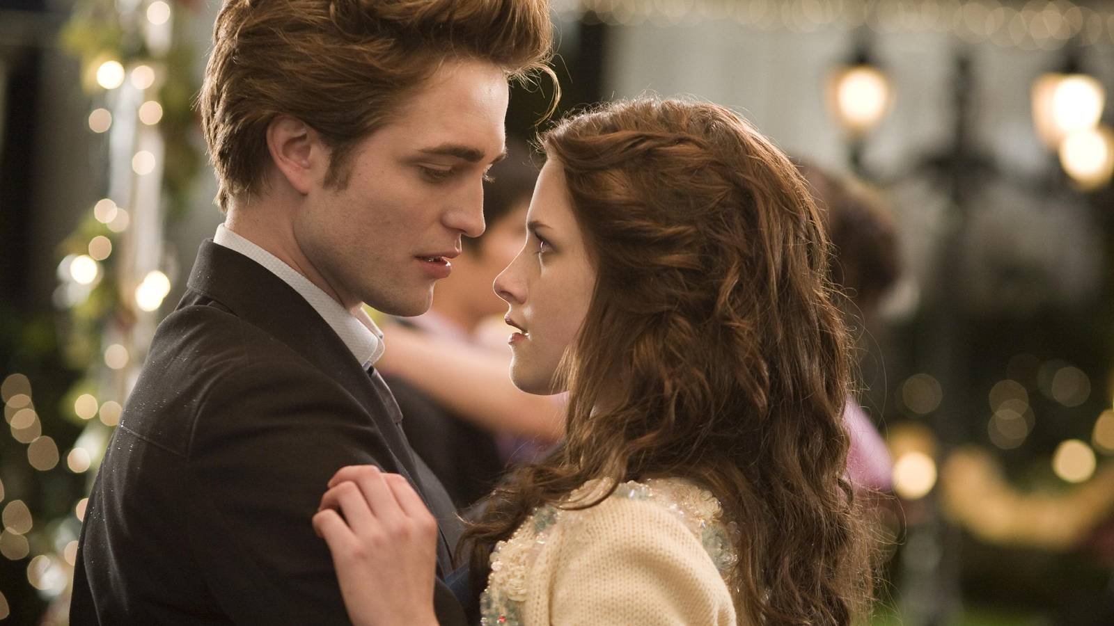 Bella and Edward dancing in Twilight