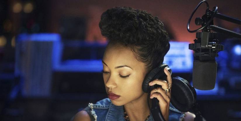 سامانثا وايت تضع سماعة الرأس على أذن واحدة أثناء تواجدها في حجرة التسجيل في فيلم Dear White People