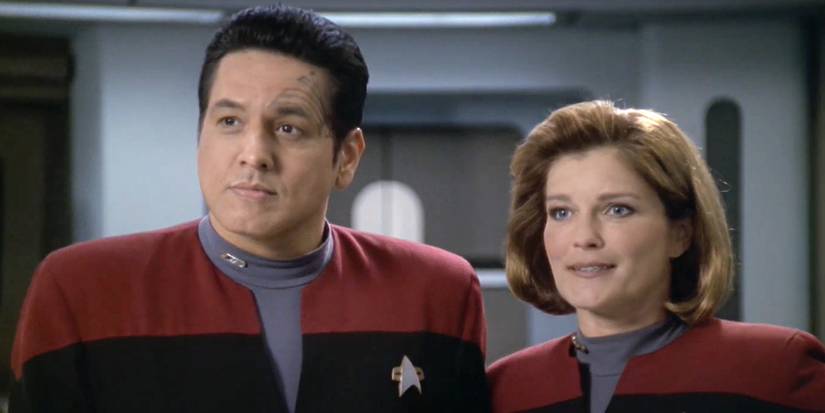 Commander Chakotay (Robert Beltran) and Captain Janeway (Kate Mulgrew) in Star Trek: Voyager.