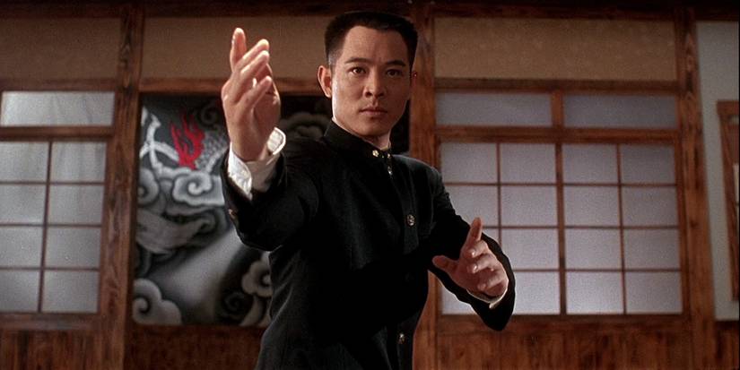 Jet Li as Chen Zhen poised and ready to fight in Fist of Legend.