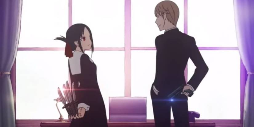 Kaguya Shinomiya un Miyuki Shirogane skatās viens uz otru, stāvot priekšā loga priekšā “Kaguya-sama: Love Is War”