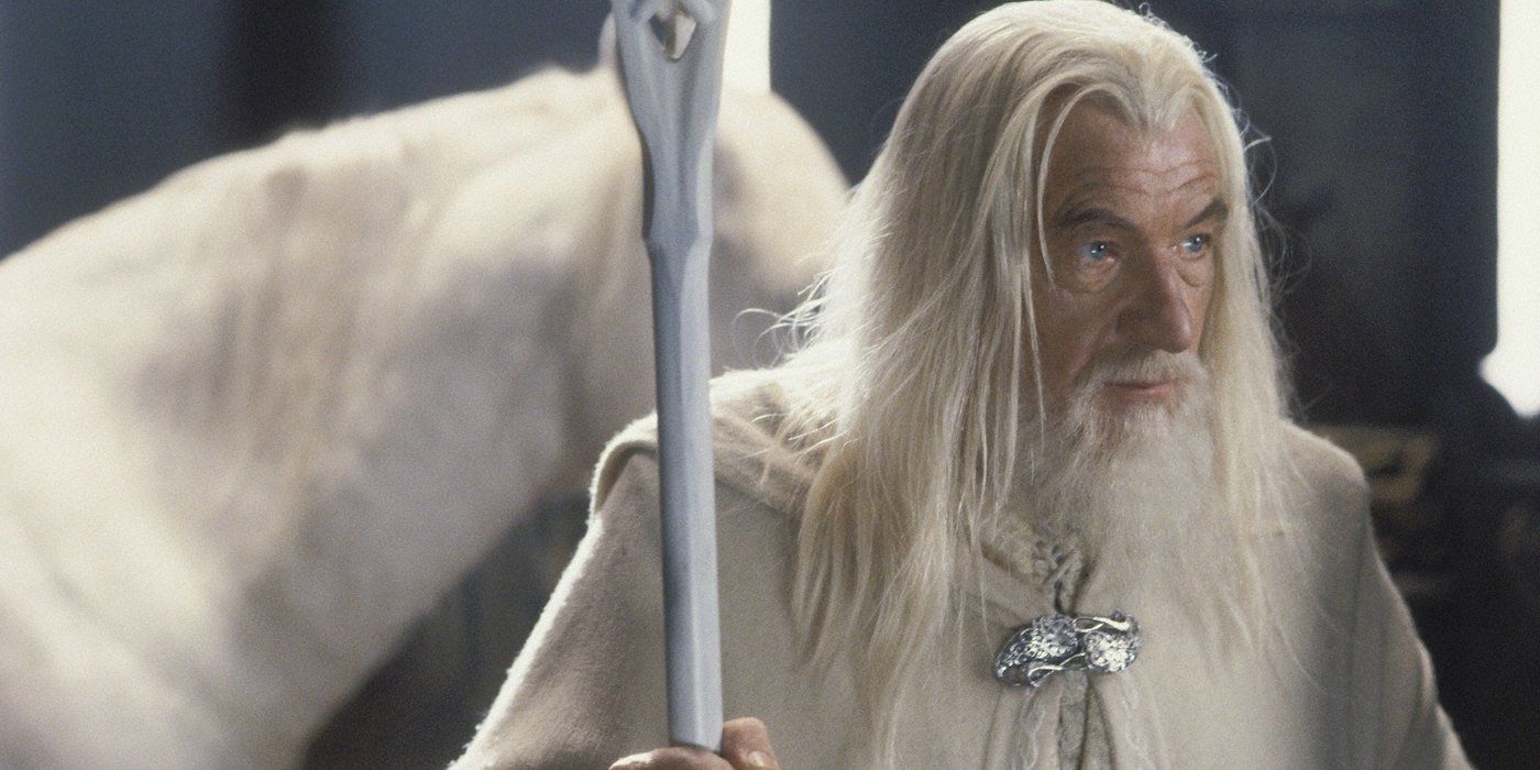 Ian McKellan como Gandalf el blanco sosteniendo su personal y parado frente a un caballo blanco en Lord of the Rings