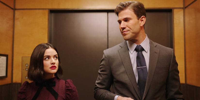 Lucy Hale dan Austin Stowell saling memandang di lift di 'The Hating Game'