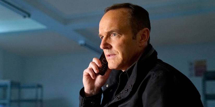 Clark Gregg as Agent Phil Coulson talking on the phone  in Agents of Shield