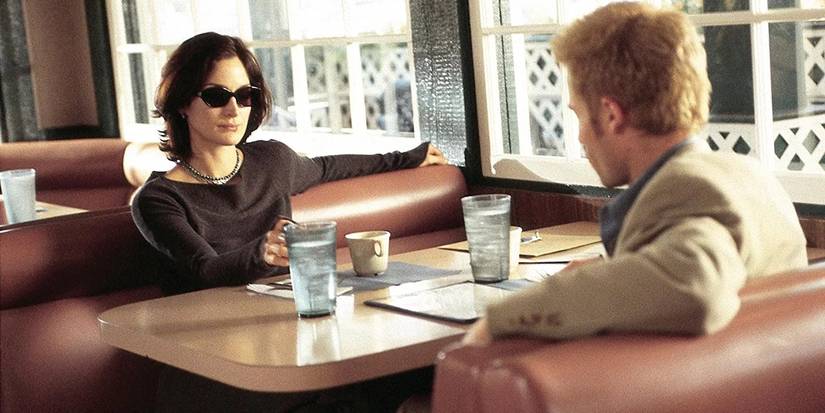 Natalie (Carrie-Anne Moss) and Leonard (Guy Pearce) having lunch at a diner in Memento