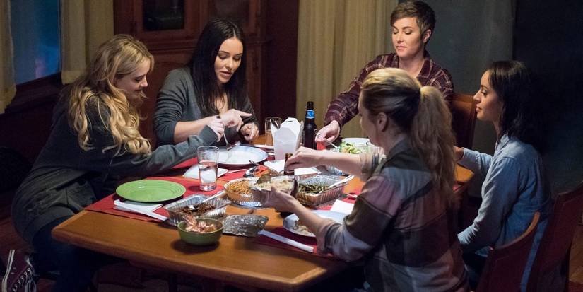 Claire (Kathryn Newton), Alex (Katherine Ramdeen), Jody (Kim Rhodes), Patience (Clark Backo), and Donna (Briana Buckmaster) sitting eating dinner in the Supernatural episode, Wayward Sisters