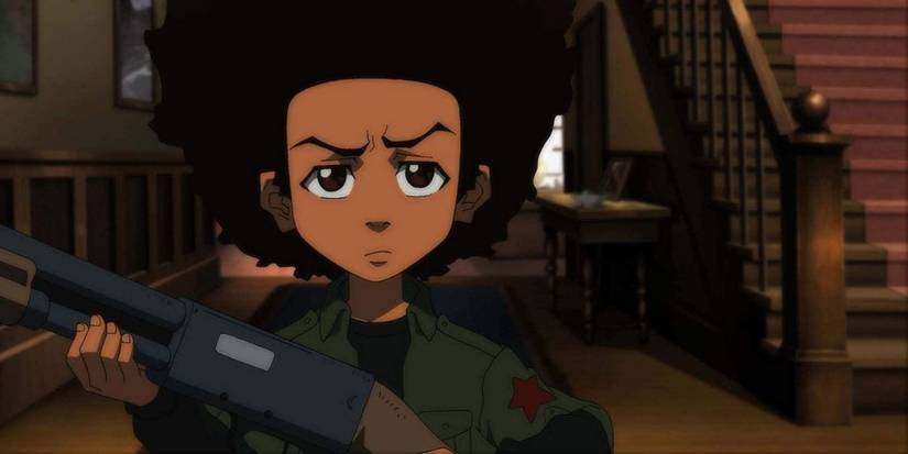Regīna Kings kā Hjū Freemans boondocks, turot pistoli