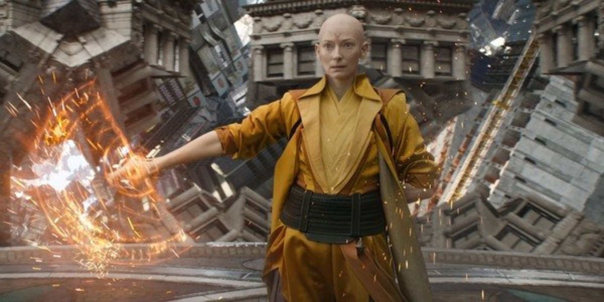 Tilda Swinton dans le rôle de l'Ancien face à Kaecilius dans le film Doctor Strange.