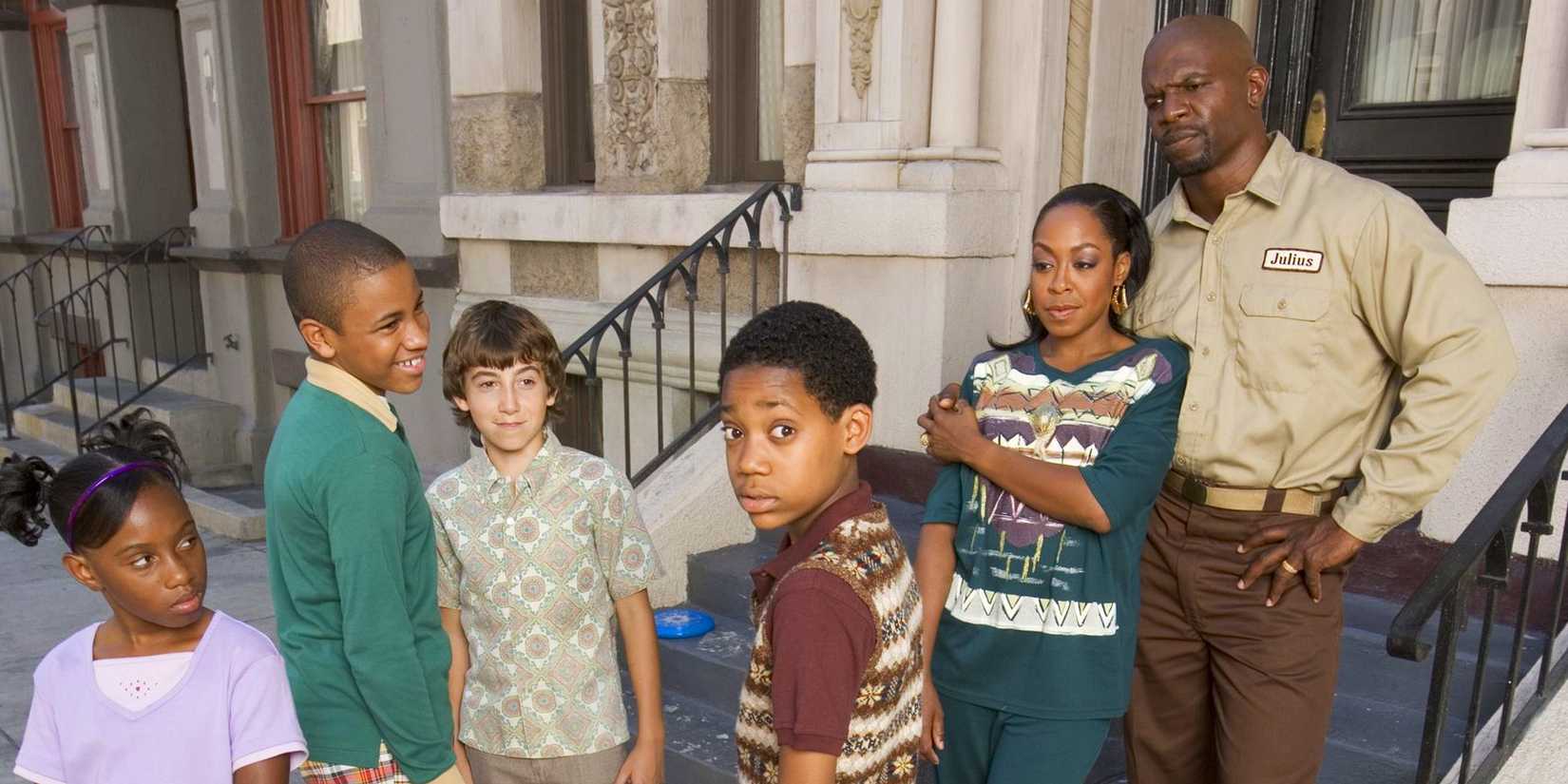 The cast of Everybody Hates Chris standing on the street outside their home.