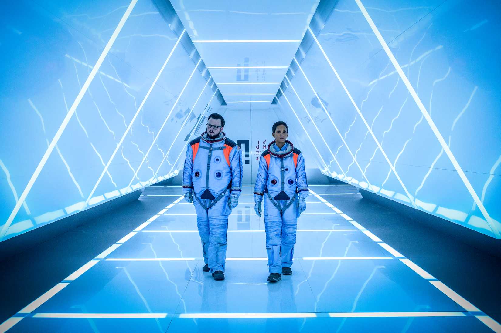 moonfall John Bradley and Halle Berry