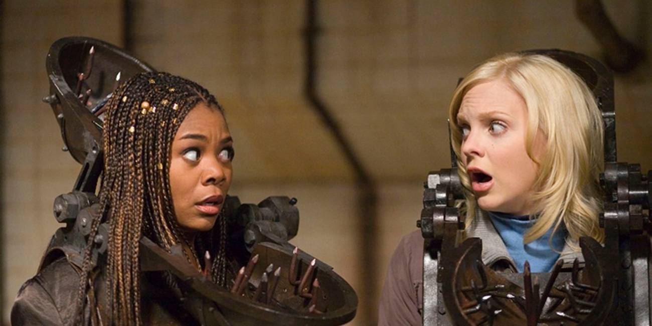 Scary Movie 4 - Regina Hall and Anna Faris in Saw traps look at each other scared