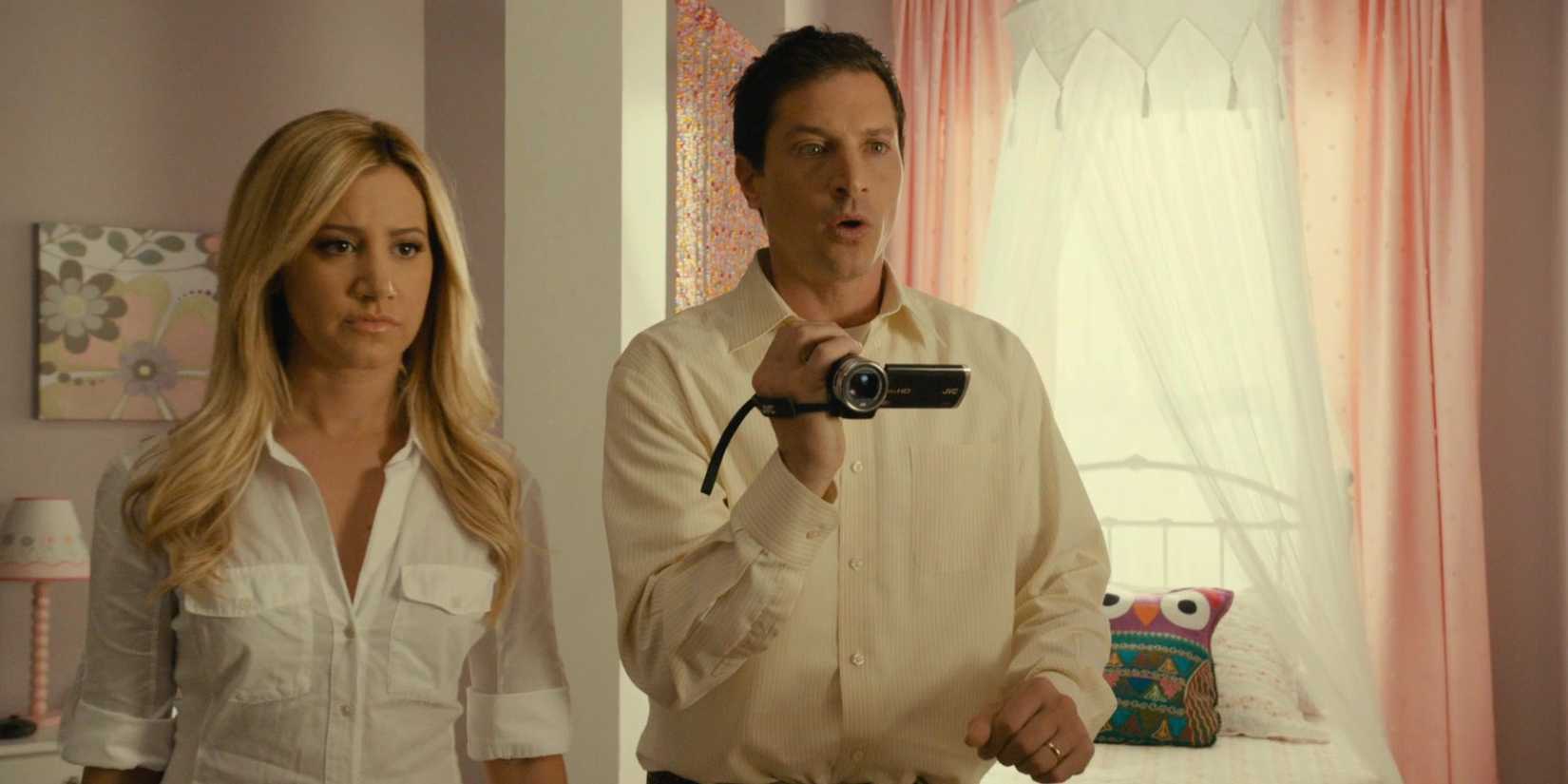Jody and Dan Sanders looking in the same direction in Scary Movie 5