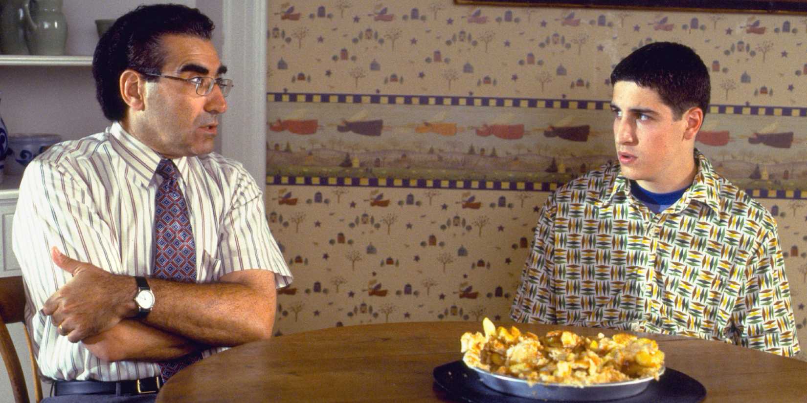 Eugene Levy and Jason Biggs as Mr and Jim Levenstein having a conversation in American Pie