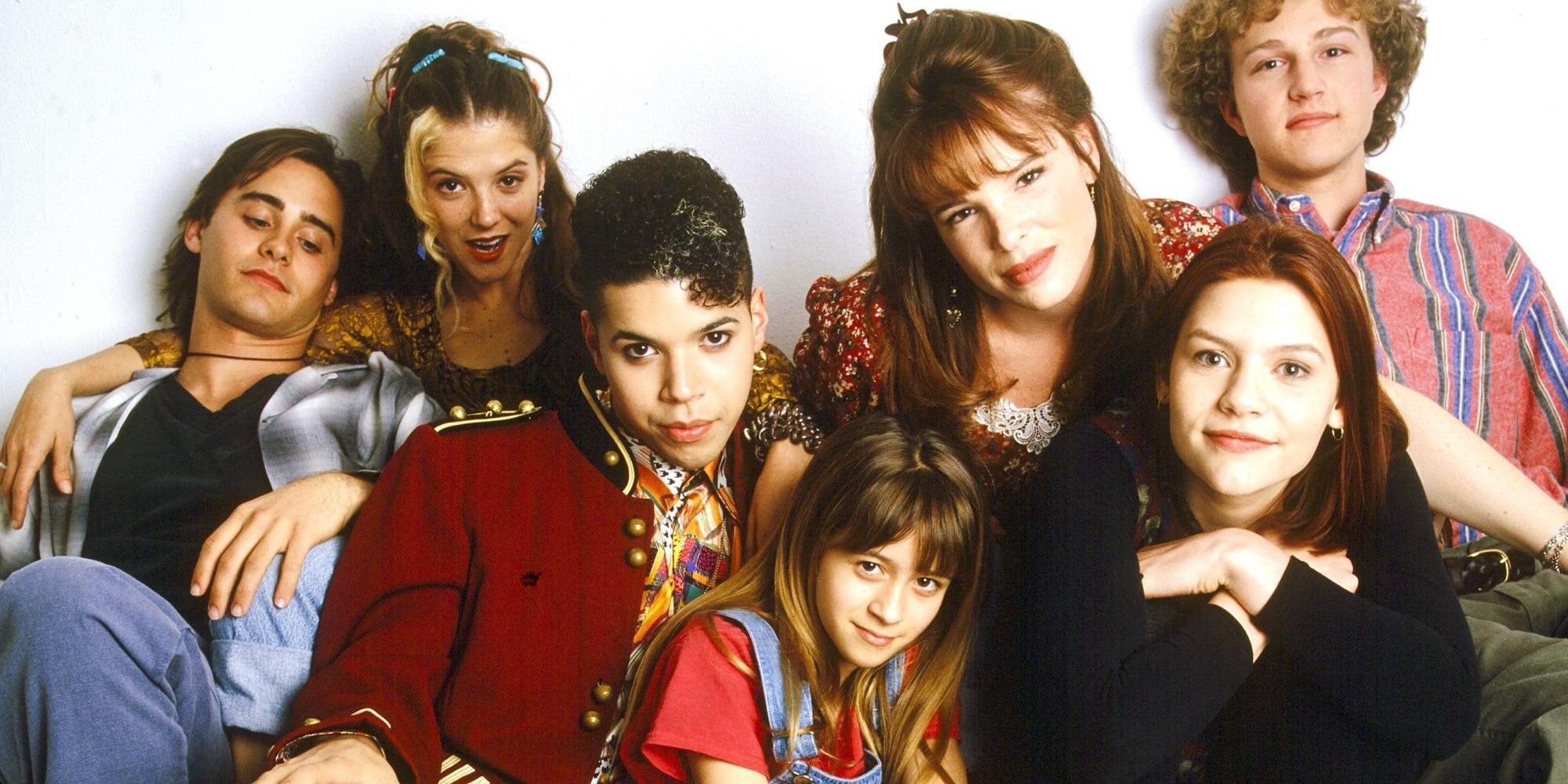 Claire Danes, Jared Leto and the cast of My So-Called Life sitting close together on the floor