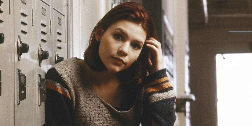 Angela Chase looking at the camera while standing next to the school lockers in My So-Called Life