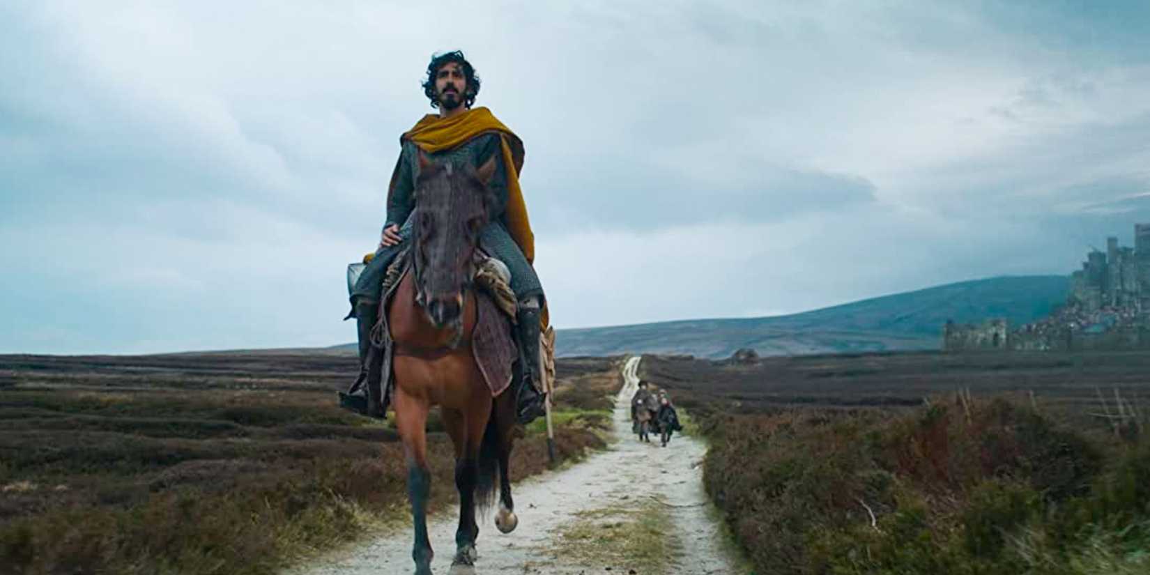 Si Gawain riding a horse down a lonely road in The Green Knight