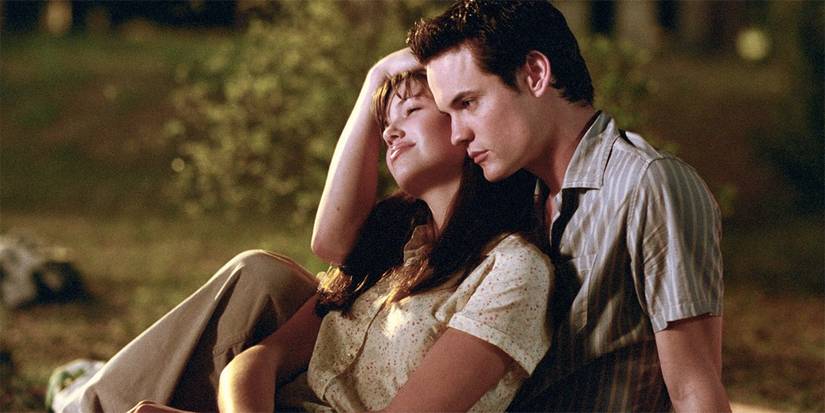 Mandy Moore duduk bersama Shane West di luar dalam perjalanan untuk diingat.