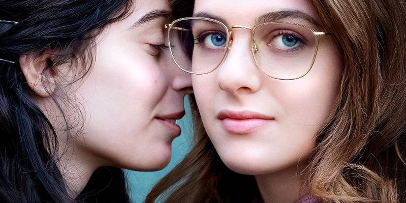 Elena dan Lila berbagi rahasia di HBO My Brilliant Friend.