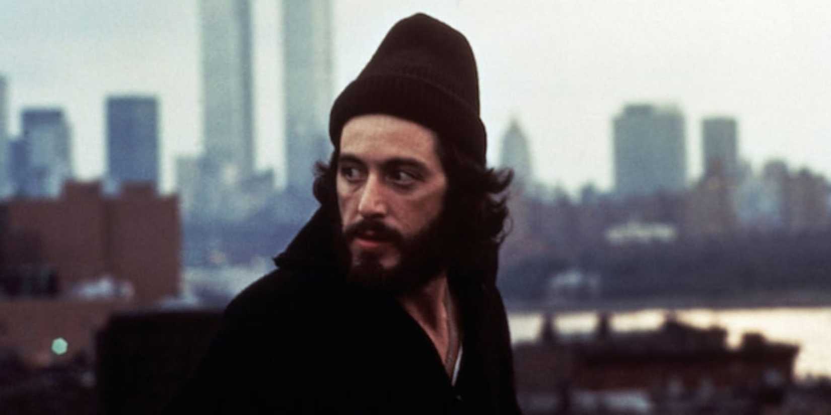 Frank Serpico di atas gedung melihat kembali sesuatu di luar kamera di Serpico