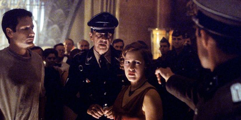 David Duchovny, William B. Davis, and Gillian Anderson in The X-Files, Triangle