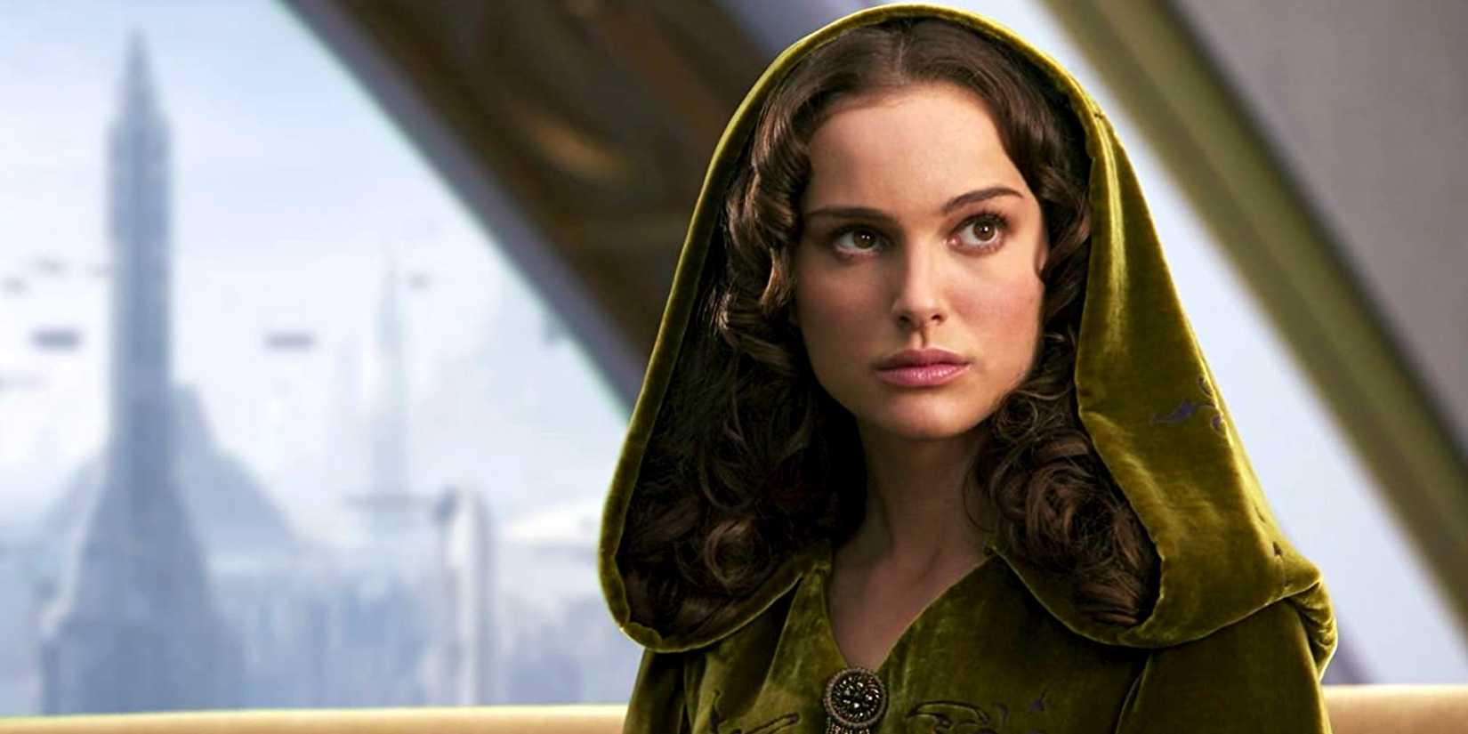 Padmé Amidala looking intently to her left in Revenge of the Sith