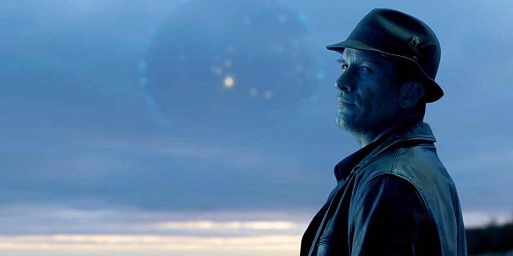 Thomas Jane berdiri di luar di 'The Expanse'