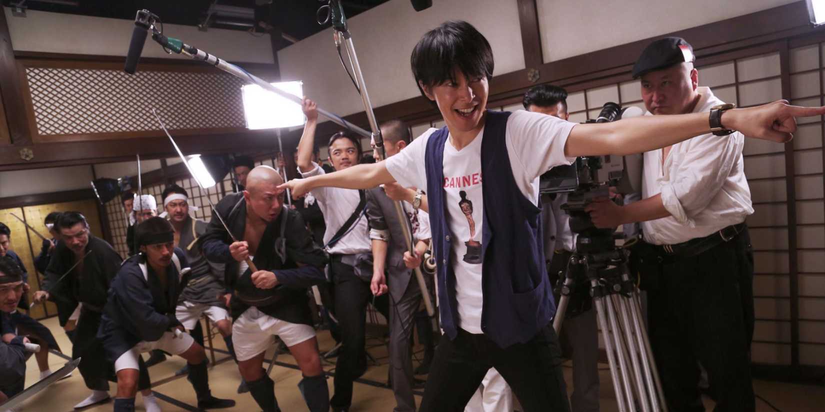 Um jovem filmando uma cena de ação para um filme em Why Don't You Play in Hell_