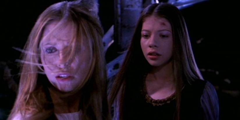 Sarah Michelle Gellar as Buffy and Michelle Rrachtenberg as Dawn in 'The Gift'