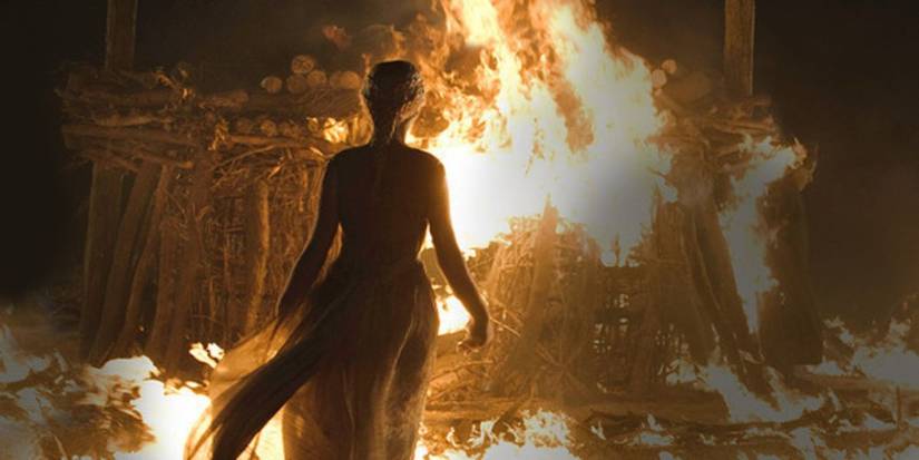 daenerys targaryen walks into flames in game of thrones season 1 finale