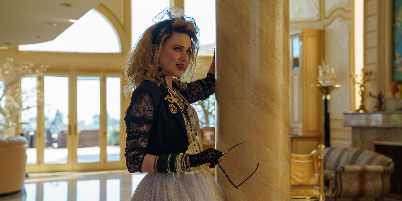 Evan Rachel Wood como Madonna aferrándose a un pilar en Weird: The Al Yankovic Story