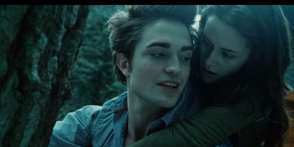 Edward-and-Bella-Climbing-Tree-Scene-in-Twilight ‘Twilight’ Officially Takes Over Netflix a Week Before Halloween