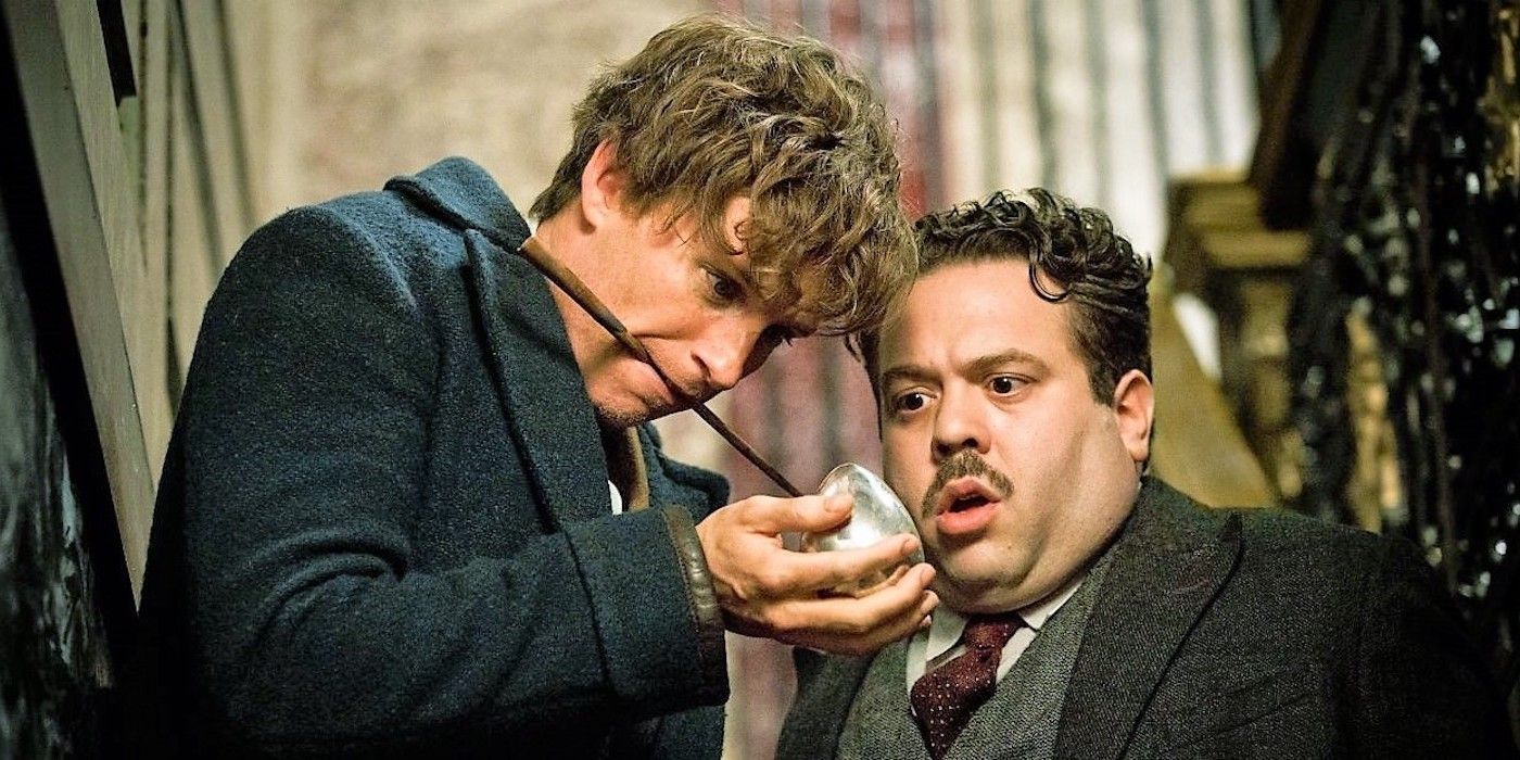 Eddie Redmayne shows Dan Fogler an egg-like object in Fantastic Beasts and Where to Find Them.