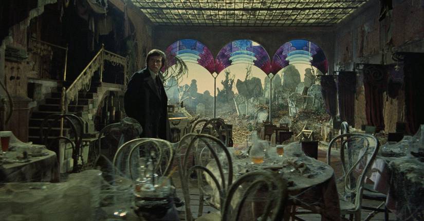 Un hombre en una ruinosa sala de fiestas en The-Hourglass-Sanatorium